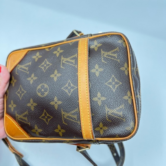 Louis Vuitton Danube PM Monogram Crossbody Unisex - Picture 3 of 16